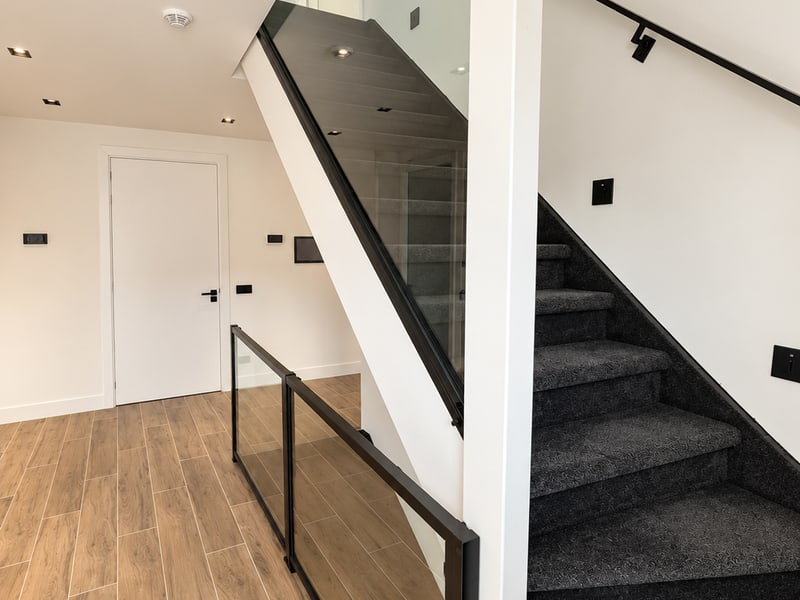 Afgewerkte trap met glazen balustrade